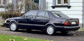 Saab 9000 с кузовом седан (заводской индекс CD) появился в 1990 году и сразу стал лидером продаж.